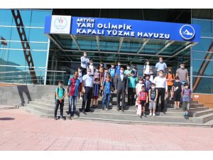 Artvin’de Trabzonspor futbol okulu öğrencileri yüzme öğreniyor