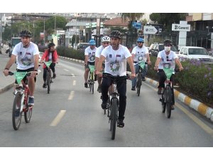 Başkan Günel, farkındalık oluşturmak için belediyeye bisikletle gitti