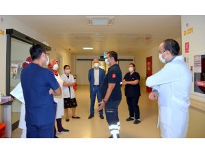 Eskişehir İl Sağlık Müdürü Prof. Dr. Uğur Bilge, Korona virüs hastalarını ziyaret etti