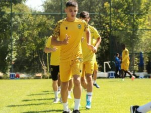 Yeni Malatyaspor’da genç Burak Efe ile profesyonel sözleşme imzalandı