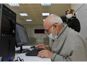86 yaşında bilgisayar kullanmayı öğrendi