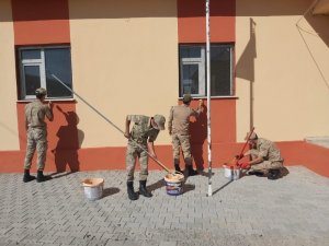 Askerler köy okulunu boyadı