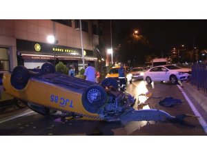 Beşiktaş’ta trafik kazasında ticari taksi takla attı:2 yaralı