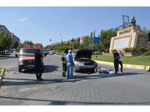 El freni çekilmeyen otomobil motosiklet ve otomobile çarptı