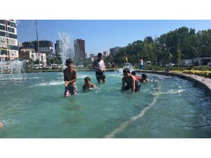 Esenyurt’ta çocukların süs havuzunda tehlikeli oyunu