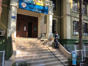 İzmit Belediyesi okulları dezenfekte ediyor