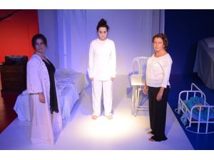 Üç kadın hikayesi, Kuşadası Belediye tiyatrosu tarafından sahneye kondu