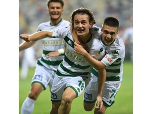 Bursasporlu futbolcular galibiyeti kutluyor