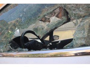 Şanlıurfa’da eline demir levyeyi alan kadın 21 aracın camını kırdı