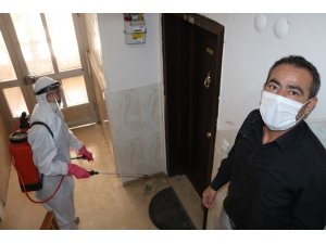 Muhtar vaka görülen apartmanları tek tek dezenfekte ediyor