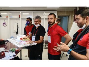 Ankara Keçiörengücü Teknik Direktörü İlker Püren’e doğum günü hediyesi 3 puan