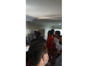Futbolcular hakem odasına girmeye kalktı