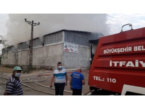 Kozan’da gıda deposunda yangın