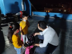 Türkmen çocuklara kırtasiye yardımı