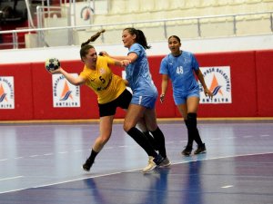 Muratpaşa’nın kadın hentbol takımı, İzmir’i mağlup etti