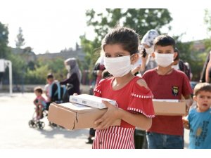 Öğrencilere maske ve çocuk kiti, okullara dezenfektan