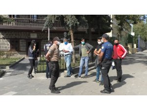 Kars’ta polisi gören maske taktı