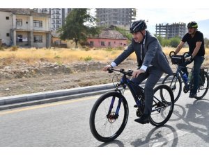 Başkan Çınar mesaiye bisikletle geldi