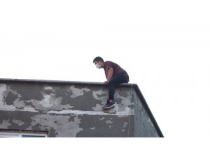 5 katlı binanın çatısına çıkarak intihara kalkıştı