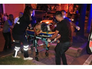 Adana’da motosiklet refüje çarptı: 2 yaralı