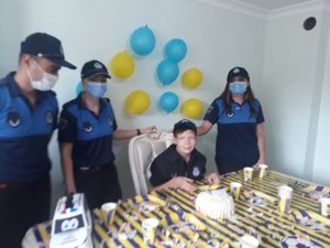 Zabıta ekiplerinden 20 yaşına giren otizmli Mehmet’e doğum günü sürprizi