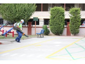 Serdivan Belediyesi, okullara yönelik temizlik işlemlerini sürdürüyor