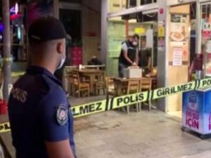 Kağıthane'de bir börekçide oturan 3 kişiyle yanlarına gelen husumetlileri arasında silahlı çatışma çıktı