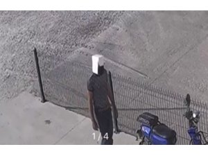 Kafasına geçirdiği kartonla motosiklet çalan şüpheli kamerada