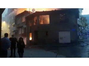 Gemlik’de bina alev alev yandı