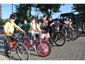 Sıfır emisyonlu hareketlilik için çocuklar pedal çevirdi