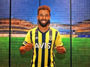 Antalyaspor'dan transfer ettiği milli futbolcu Nazım Sangare ile 4 yıllık sözleşme imzaladı.