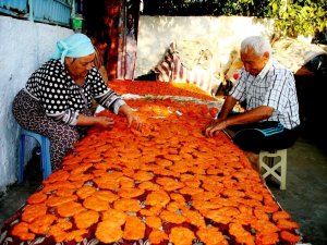 Sarıgöl’de evlerde tarhana yapımı başladı