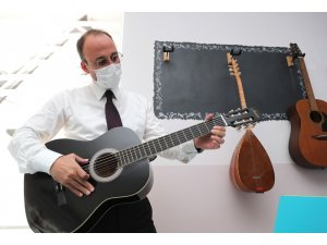 Kütüphaneye kitap bağışlayan Başkan Örki gitar çaldı
