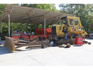 Atakum Belediyesi araç ve iş makinelerini kendi atölyelerinde tamir ediyor