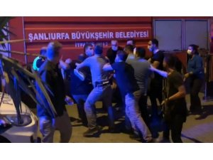 Türk Bayrağını indirmeye çalışan şahsa linç girişimi
