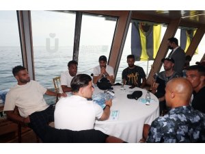 Fenerbahçe derbi öncesi tekne turuyla moral depoladı