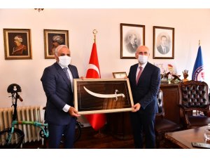Ulaştırma ve Alt Yapı Bakanı Adil Karaismailoğlu Trabzon’da Büyükşehir Belediyesi’nin çalışmaları ile ilgili bilgi aldı