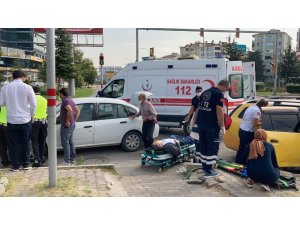 Elazığ’da otomobiller çarpıştı:2 yaralı