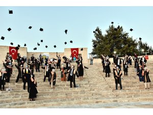 Şanlıurfa’da sosyal mesafeli mezuniyet töreni