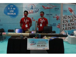 Teknofest roket yarışmalarının birincisi ödülünü Cumhurbaşkanı Erdoğan’dan aldı