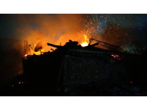 Kastamonu’da çıkan yangında iki ev ve bir garaj küle döndü