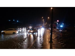Sağanak yağış sonrası yollar göle döndü, İstanbul - Çanakkale yolu trafiğe kapandı