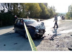 Otomobiller kavşakta kafa kafaya çarpıştı: 8 yaralı