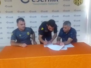 Yeni Malatyaspor altyapıdan 2 futbolcu ile profesyonel sözleşme imzaladı