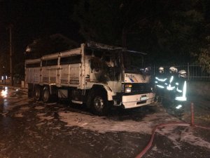 Isparta’da park halindeki kamyon alev alev yandı
