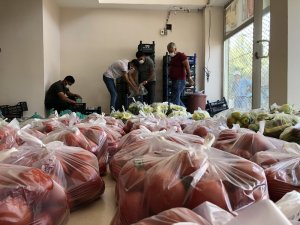 Mardin’de pazarcı esnafından ihtiyaç sahiplerine ücretsiz sebze ve meyve