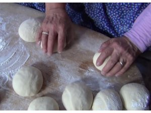 Karantinadaki yaşlı kadın komşuları ile ekmek yaptı, kadının testi pozitif çıktı
