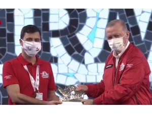 ISUBÜ’lü öğrenciler ödüllerini Cumhurbaşkanı Erdoğan’ın elinden aldı