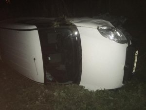Otomobilin çarptığı hafif ticari araç şarampole yuvarlandı: 2 yaralı