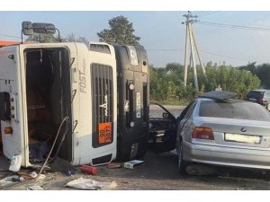 Rusya’da hızla giden araç çöp kamyonuna çarptı: 2 yaralı